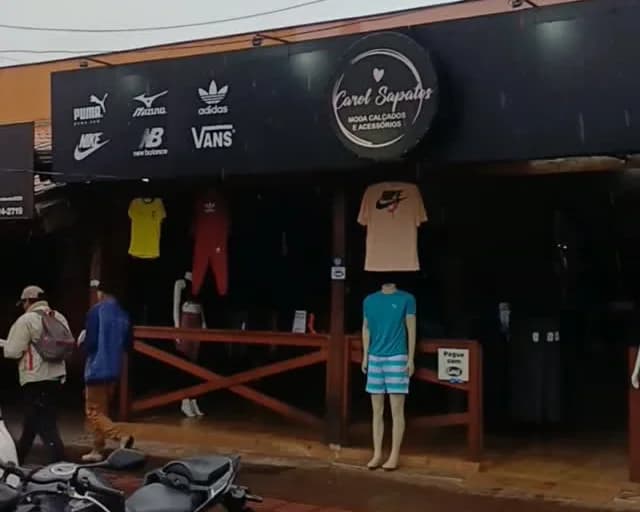 A fachada da Carol Sapatos na Av. Saul Elkind, com a placa redonda