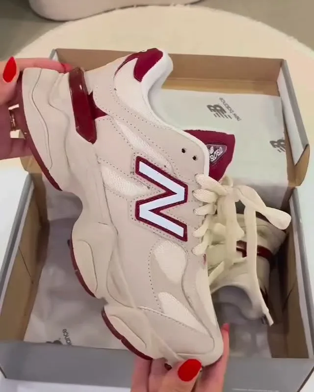 New Balance 9060 creme e bordô