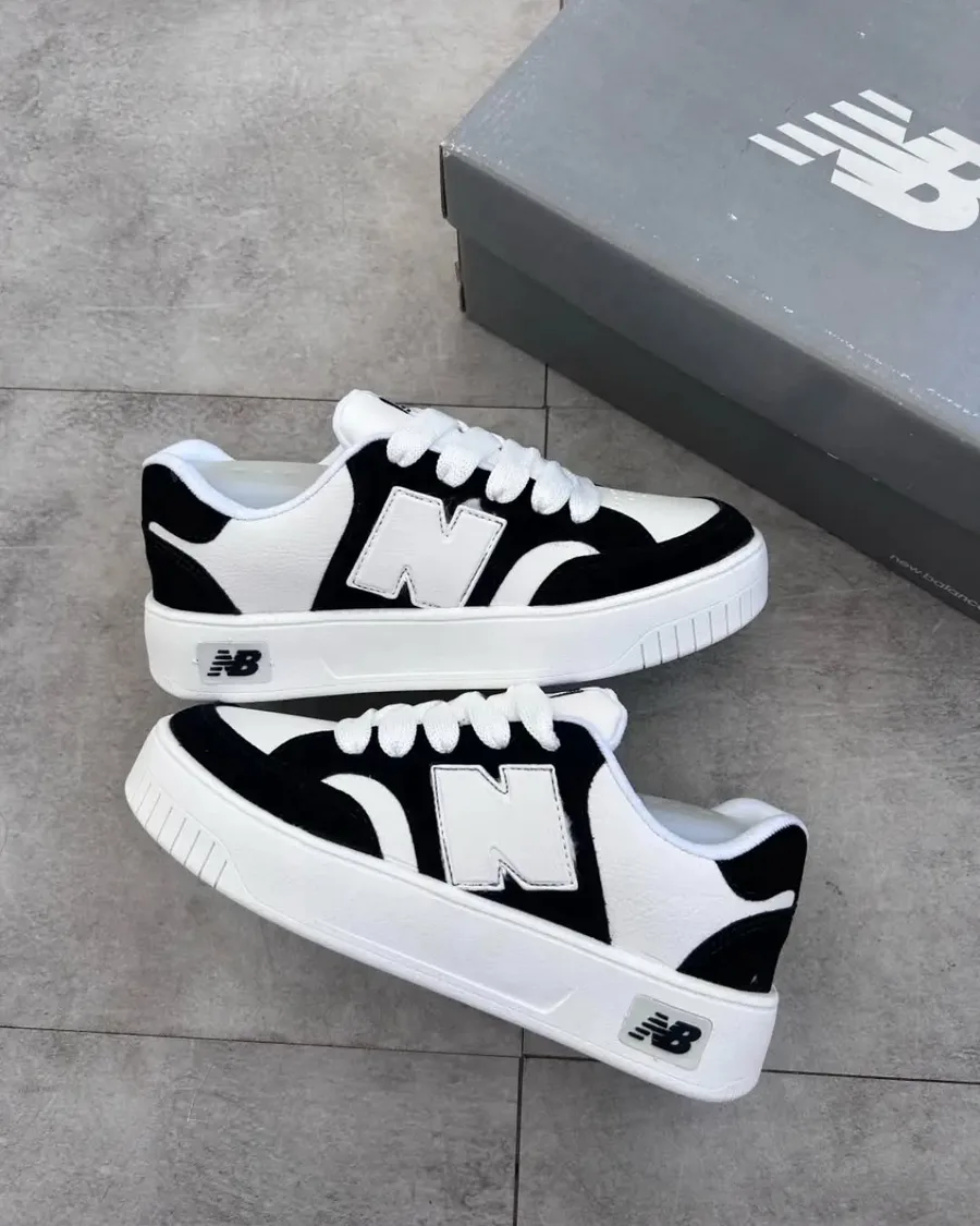 New Balance CT 303 preto e branco, ângulo 1 de 2